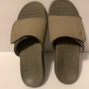 EUC like new Vionic Men’s size 10 slip on sandals.